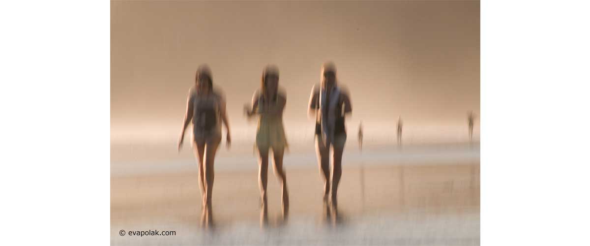 people on the beach three-dimensional illusion